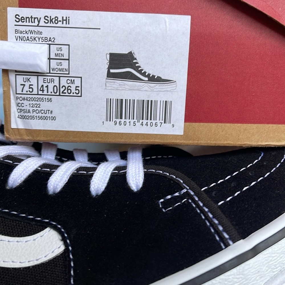 Vans Men’s Sentry Sk8-Hi
Black/White
VN0A5KY5BA2
Sneakers - Picture 15 of 16